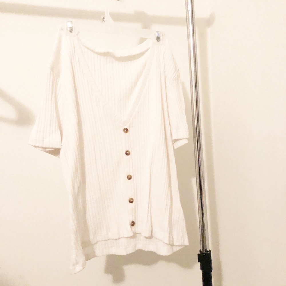 WHITE RIBBED BUTTON TOP